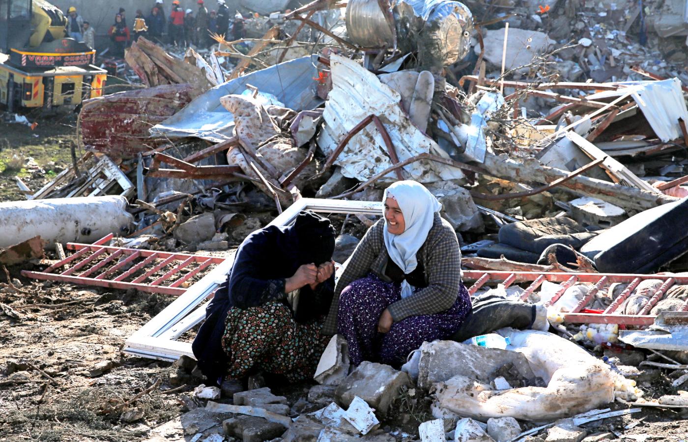 Kobiety przed zawalonym budynkiem po trzęsieniu ziemi w Kahramanmaras, Turcja, 7 lutego 2023 r.