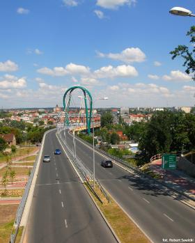Bydgoszcz stawia wreszcie na pragmatyzm i wygodę. Trasa Uniwersytecka jest jedną z najpoważniejszych tutejszych inwestycji ostatnich lat. Powstała i jest rozwijana w myśl zasady, że infrastruktura ma czynić podróże szybszymi, prostszymi i bardziej komfortowymi. Budowa jest właśnie na drugim etapie – trasa wydłuży się jeszcze w tym roku o 500 metrów jezdni, do których będą przylegać chodniki i ścieżki rowerowe. A skoro mowa o ścieżkach – na Trasie organizowane są nawet wyścigi dla amatorów jednośladów. Przykładem Bydgoszcz Cycling Challenge, impreza przewidziana dla kolarzy amatorów i zawodowców.