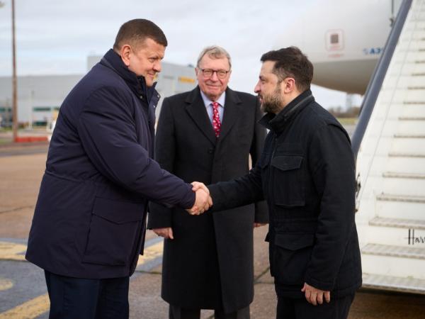 Prezydent Ukrainy Wołodymyr Zełenski witany przez ambasadora Ukrainy w Wielkiej Brytanii Wałerija Załużnego, byłego naczelnego dowódcę Sił Zbrojnych Ukrainy 8 grudnia 2025 r.