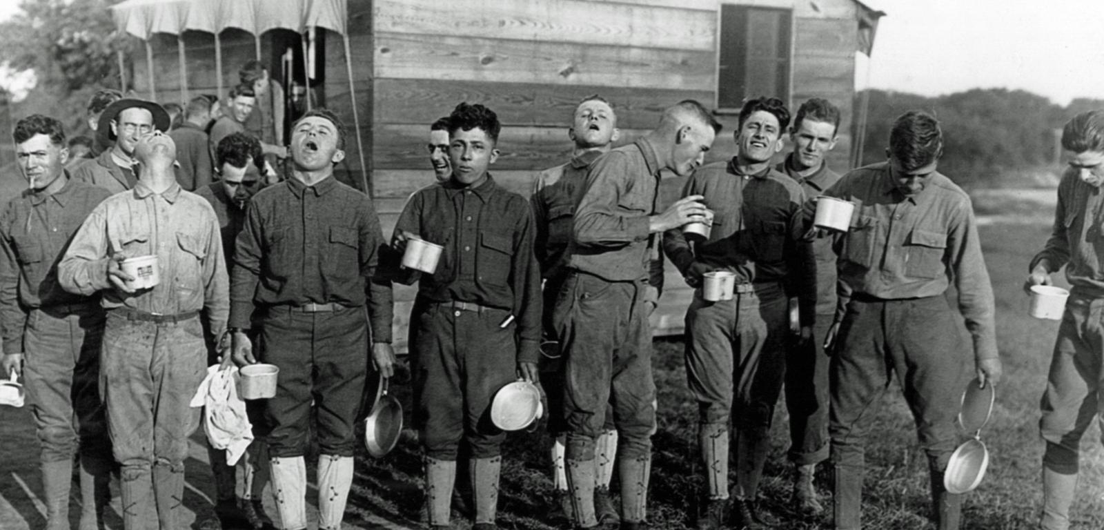 Żołnierze płuczący gardła wodą z solą, co miało ich ustrzec przed zarażeniem się grypą. Camp Dix, New Jersey, 1918 lub 1919 r.