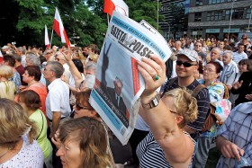 Nie wystarczy być czytelnikiem „Gazety Polskiej”, trzeba być jej wyznawcą i kolporterem.