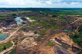 Odkrywkowe kopalnie węgla w prowincji Borneo Wschodnie.