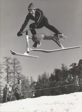 Egon Walter na urządzeniu przypominającym rower na śnieg, czyli Snowbike.