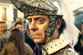 Członek bractwa Macarena pod Basilica de la Macarena właśnie usłyszał wieść o odwołaniu procesji.