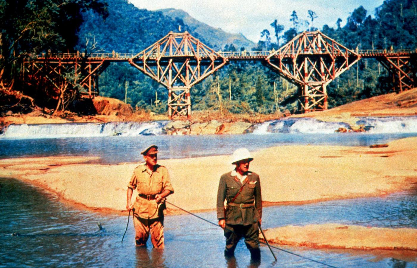 Kadr z angielskiego filmu „Most na rzece Kwai” z 1957 r.