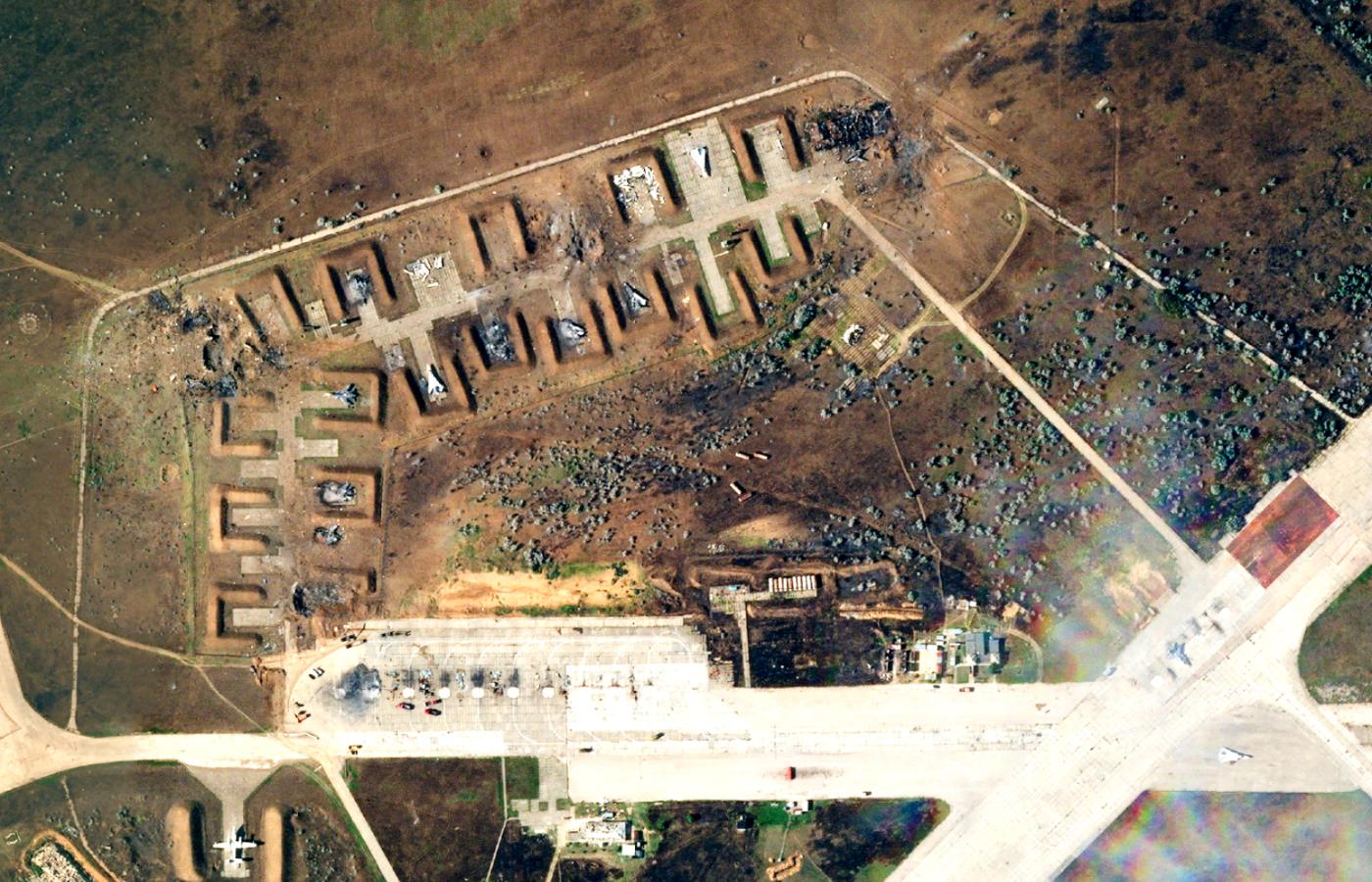 Zdjęcie satelitarne zniszczonej rosyjskiej bazy lotniczej Saki na Krymie