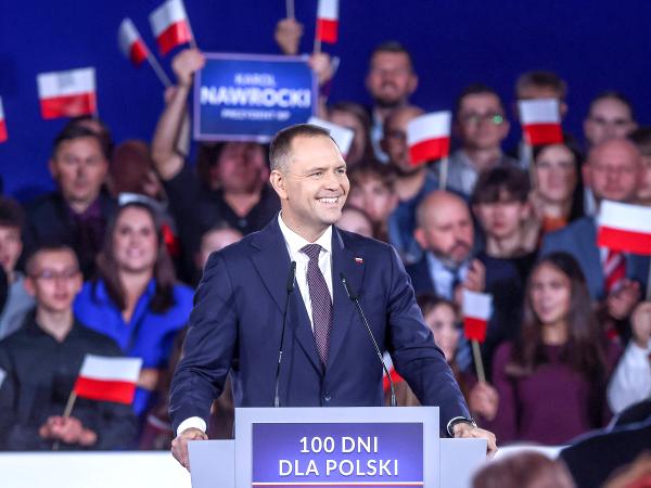 Karol Nawrocki po stu dniach prezydentury jest najpopularniejszym politykiem prawicy.