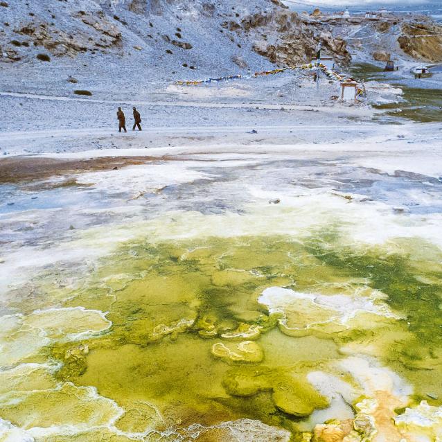 Źródła hydrotermalne Tirthapuri w dolinie rzeki Satledź w zachodniej czę?ci Wy?yny Tybeta?skiej znajduj? si? na wysoko?ci 4300 m n.p.m.ści Wyżyny Tybetańskiej znajdują się na wysokości 4300 m n.p.m.