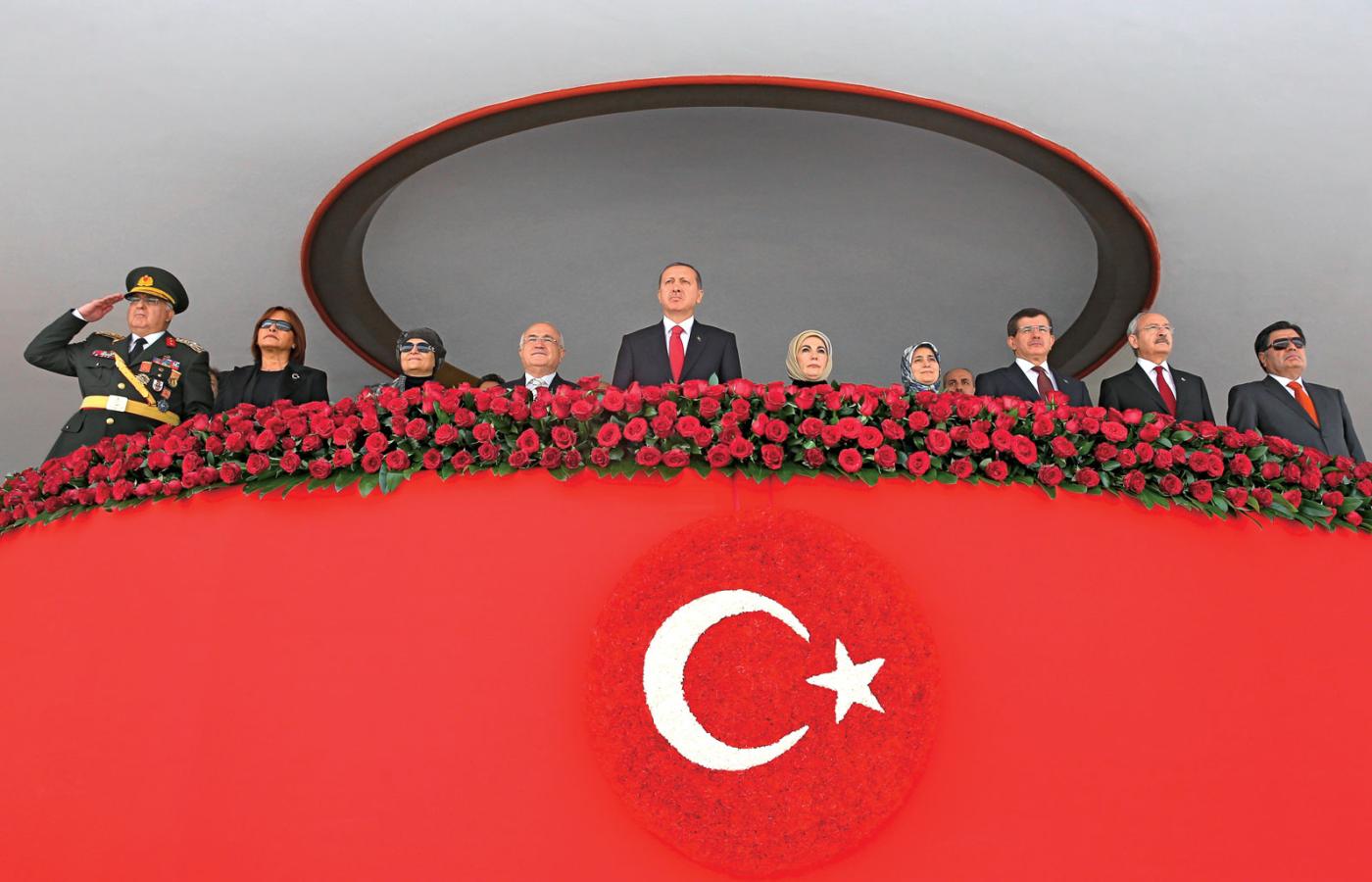 Prezydent (w centrum), a wcześniej wieloletni premier Turcji, Recep Erdogan jest bardzo czuły na wszelką krytykę.