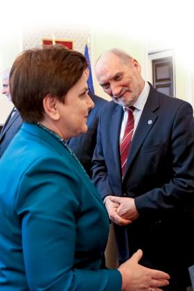 „Dwaj ważni gracze dostali ostatnio klapsa. Macierewicz stracił Misiewicza, Morawiecki – PZU. A Szydło z Ziobrą rosną”.