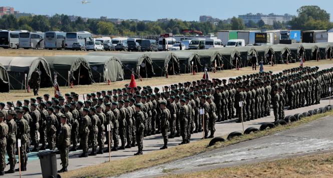 Zgrupowanie żołnierzy przed defiladą