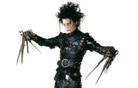 „Edward Nożycoręki”, reż. Tim Burton, 1990 r. Kolejny film Burtona, znowu z nieco odległego, najciekawszego okresu w karierze tego reżysera. To w zasadzie baśń – więc klimatycznie idealnie – której bohaterem jest chłopiec-cyborg (Johnny Depp). Jego twórca umiera, zanim zdąży zastąpić przytwierdzone do jego nadgarstków nożyce normalnymi dłońmi, a pozostawiony samemu sobie Edward postanawia poznać szeroki świat. W pobliskim miasteczku spotyka młodą Kim (Winnona Ryder), zakochuje się, a w pamiętnej scenie „strzyżenia” lodowej rzeźby tworzy dla niej śnieg na życzenie. Czyli o miłości i z odpowiednim klimatem.
