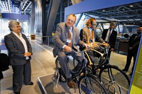 Prof. Łukasz Turski (na rowerze), szef rady naukowej Centrum, przy instalacji obrazującej precę układu kostnego człowieka.