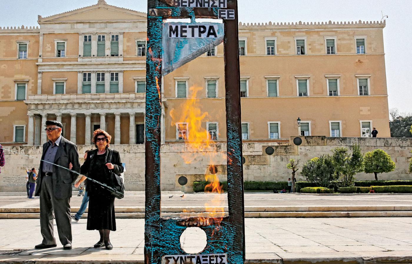 Strajkujący Grecy spalili przed parlamentem atrapę gilotyny.
