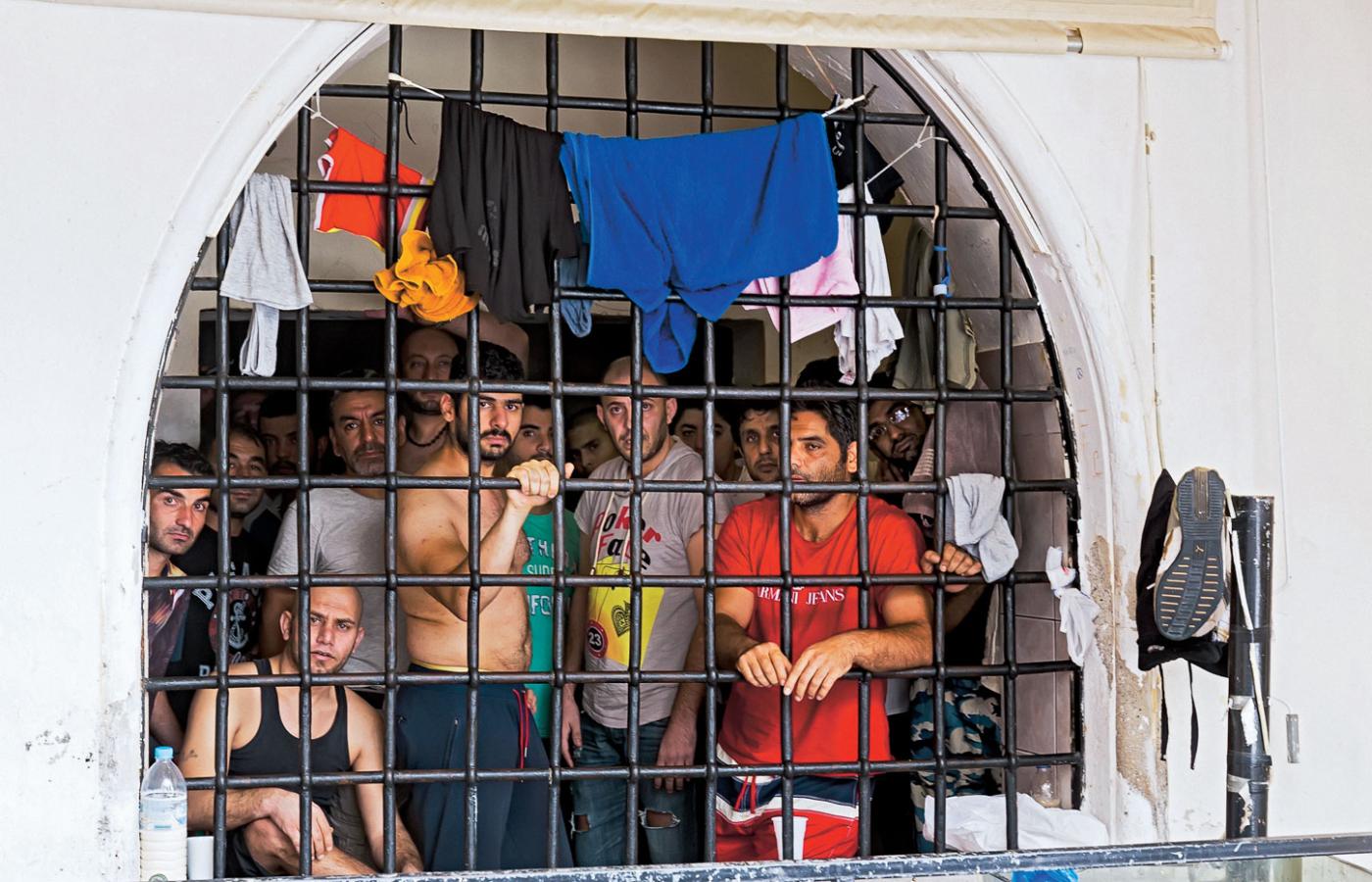 Uchodźcy na policyjnym posterunku na wyspie Kos czekają na dokumenty uprawniające do dalszej podróży.