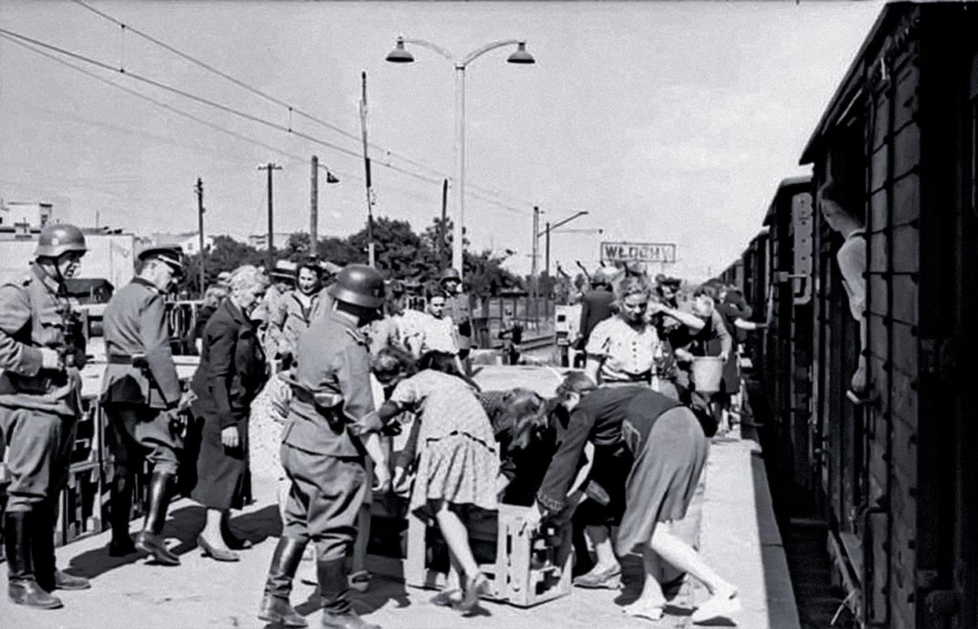 Podwarszawska stacja Włochy - wyjazd uciekinierów z miasta ogarniętego pożarem.