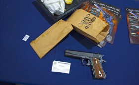 Ostatniego dnia nie dba się już o stoiska i rekwizyty. I tak wszystkie na tej wystawie są atrapami. Branża wie, że nie każdemu można dać broń do ręki (tylko nie wiadomo jeszcze, jak to powiedzieć klientom).