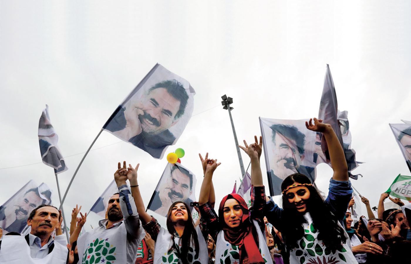 Triumfujący wyborcy HDP z portretami więzionego Abdullaha Ocalana.
