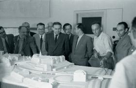 Józef Sigalin (ze wskaźnikiem) przy makiecie Trasy W-Z, 1948 r.