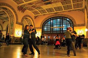 „Zatańcz dla Haydarpasy” – protest przeciw zamianie dworca kolejowego Haydarpasa w hotel lub centrum handlowe.