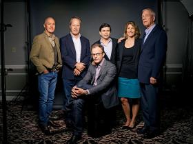 Prawdziwy Spotlight – zespół reporterów do zadań specjalnych gazety „The Boston Globe”, który zajmował się afera pedofilską – pozujący z aktorem Michaelem Keatonem (pierwszy od lewej) i reżyserem filmu Tomem McCarthym (siedzi).