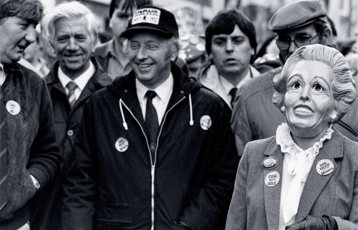 1984 r., szef Krajowego Związku Górników, Arthur Scargill obok kobiety w masce przedstawiającej Margaret Thatcher.