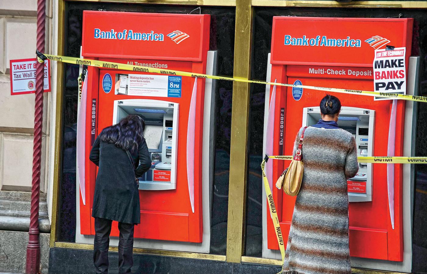 Bankomaty oddzielone taśmą stosowaną w miejscach przestępstw – jedna z form ulicznych antykapitalistycznych protestów.