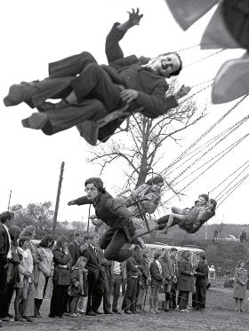 Polska za czasów Stalina była jak tramwaj. Połowa ludzi stała, druga połowa siedziała i wszyscy się trzęśli. Za czasów Gomułki Polska była jak autobus, jeden prowadził, ale wszyscy mieli stracha. Za czasów Gierka natomiast Polska jest jak samolot. Luksus i wygoda, ale chce się rzygać.