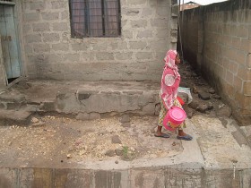 W ubogich domach nie ma oczywiście bieżącej wody i trzeba po nią iść, często bardzo daleko…