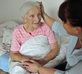 Pani Irena choruje od siemiu lat. Spotkanie z pielęgniarką, Danutą Cerbst, naczelną pielęgniarką hospicjum.