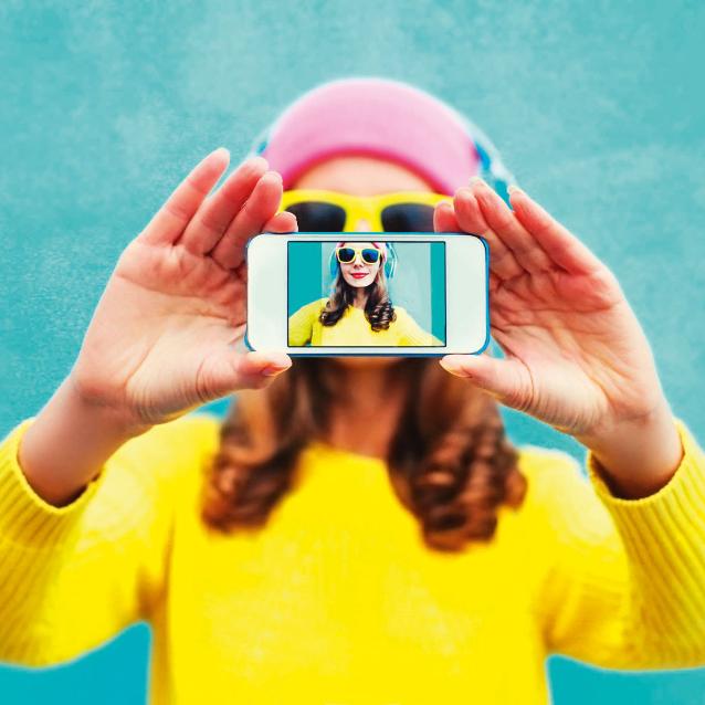 Smartfon to najpopularniejsze urządzenie elektroniczne wśród nastolatków. Korzysta z niego 8 na 10 młodych Polaków oraz niemal każdy ­nastoletni Szwed i Japończyk.