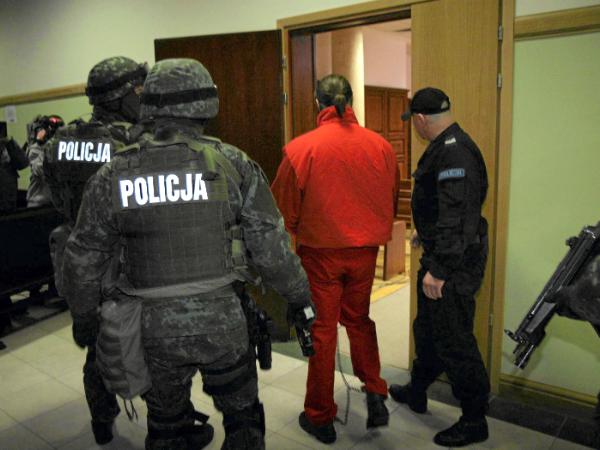 Ryszard Bogucki wyprowadzany przez funkcjonariuszy policji, 2010 r.