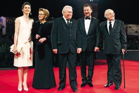 Danutę i Lecha Wałęsów, aktorów ich odtwarzających i Andrzeja Wajdę przyjęto w Wenecji owacjami.