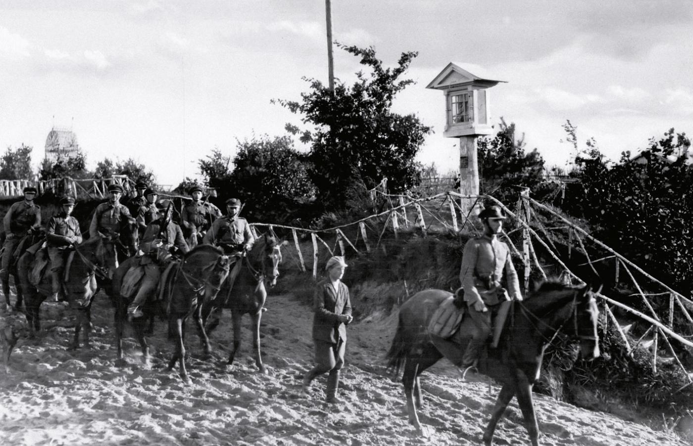 Straż Celna i złapani przez nią przemytnicy tytoniu na granicy ze Związkiem Radzieckim, po 1923 r.