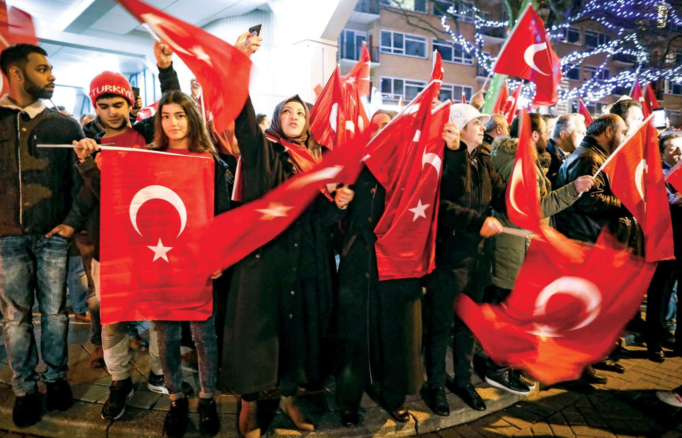 Zwolennicy Erdoğana pod konsulatem tureckim w Rotterdamie