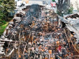 Dopóki pogorzelisko nie zostanie uprzątnięte, deszcz wypłukuje szkodliwe substancje do gleby i wód.