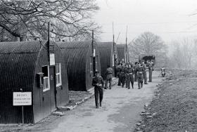 Baraki (tzw. beczki śmiechu) w obozie szwadronu żandarmerii, Wielka Brytania, 1946–47 r.