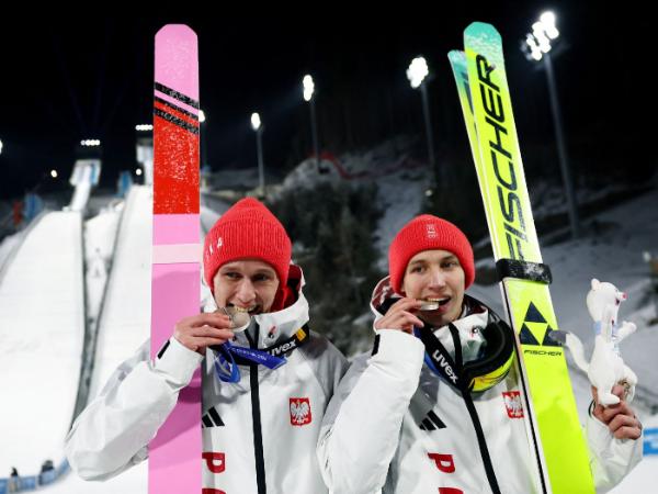 Kacper Tomasiak i Paweł Wąsek, srebrni medaliści konkursu duetów w skokach narciarskich w Predazzo. Zimowe Igrzyska Olimpijskie w Mediolanie i Cortinie D’Ampezzo 2026, 16 lutego 2026 r.