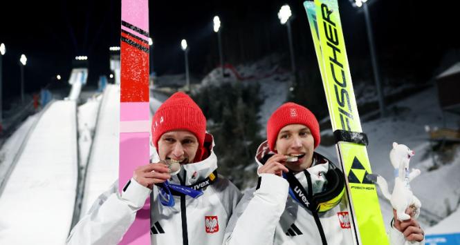 Kacper Tomasiak i Paweł Wąsek, srebrni medaliści konkursu duetów w skokach narciarskich w Predazzo. Zimowe Igrzyska Olimpijskie w Mediolanie i Cortinie D’Ampezzo 2026, 16 lutego 2026 r.