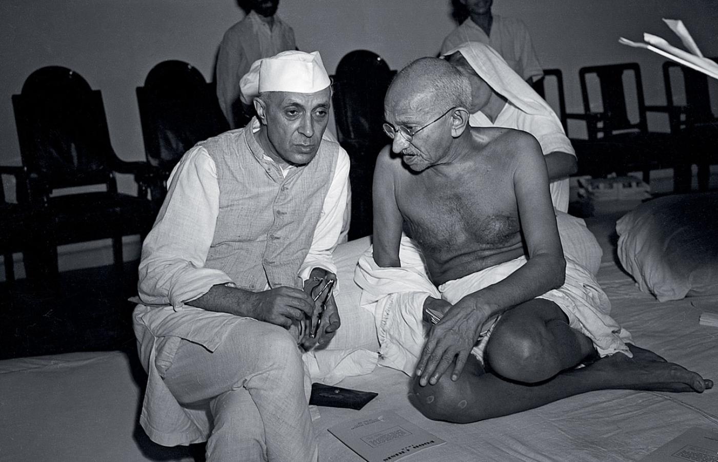 Jawaharlal Nehru (z lewej) i Mahatma Gandhi, architekci niepodległości Indii, Bombaj, 1946 r.