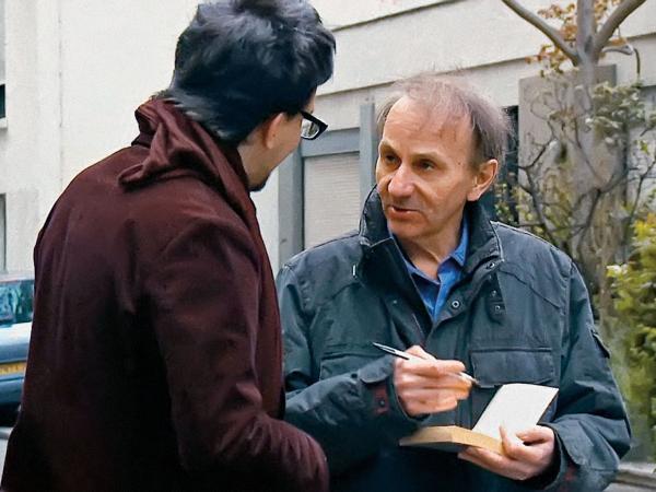 Wielki pisarz – kloszardem? Houellebecq bawi się w filmie swoim wizerunkiem.