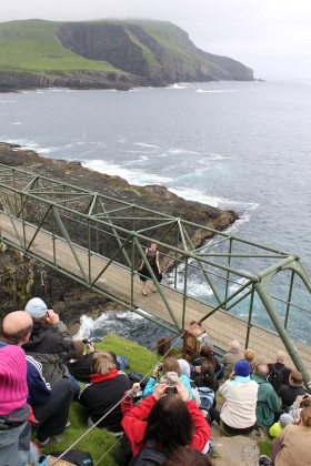 Pokaz mody farerskich projektantek Gudrun-Gudrun w trakcie dnia kultury na Mykines.