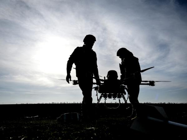 Ukraińscy żołnierze z ciężkim dronem uderzeniowym, tzw. Baba Jaga, w rejonie Zaporoża, marzec 2026 r.