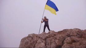 Anonimowy „turysta” wbija ukraińską flagę na jednym z najwyższych szczytów Krymu.