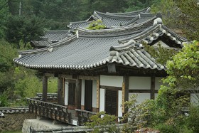 W czasach, gdy w Europie budowano  mroczne twierdze warowne, tutaj powstawała eklektyczna architektura, zatopiona  wśród wodospadów i zieleni.