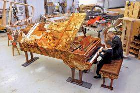 Chińczyk Guo Qingxiang (na fot. z synem) zamówił w Hamburgu fortepian za 1,2 mln dol. Do wykonania intarsji użyto 40 fornirów.