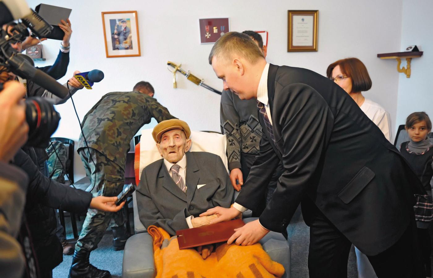 Pan Józef otrzymuje awans na stopień kapitana z rąk ministra Tomasza Siemoniaka, 2012 r.