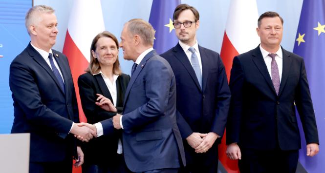 Premier Donald Tusk z nowymi ministrami