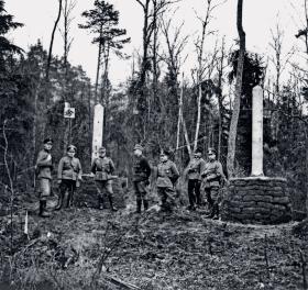 Oficerowie niemieccy i sowieccy na nowo wytyczonej granicy w okolicach Sejn na Suwalszczyźnie, październik 1939 r.