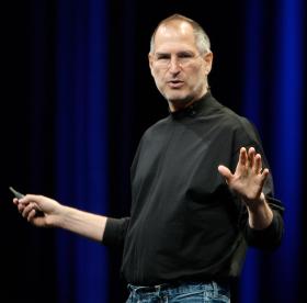 Steve Jobs zaproponował urządzenia, które pozwalały wyróżnić się z tłumu, podkreslić swój indywidualizm.